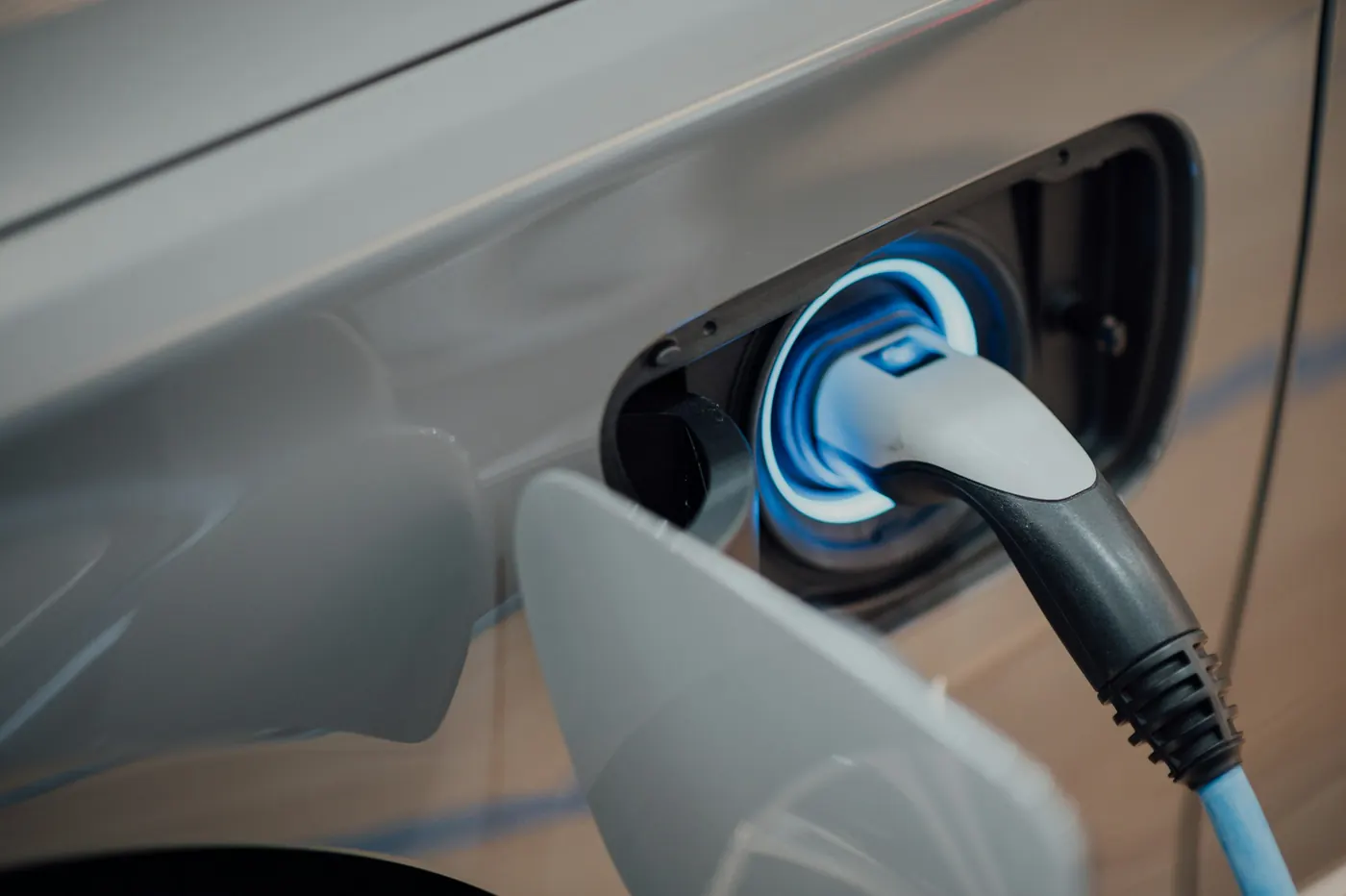 Ladekabel koblet til en elbil.
